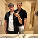 Dos chicos que buscan alguien con quien compartir piso