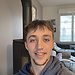 Étudiant de 20 ans souriant et dynamique recherche colocation à Berlin