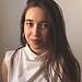 Deux jeunes femmes sur la recherche de un T2 économique a Paris