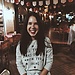Chica que busca información sobre alojamientos