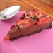 Pastel de chocolate con fresas