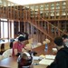 Studiare in biblioteca.