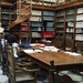 Studiare in biblioteca.