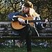 Un vagabondo con la chitarra: Stu Larsen in concerto.