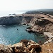 Una spiaggia immersa nella natura
