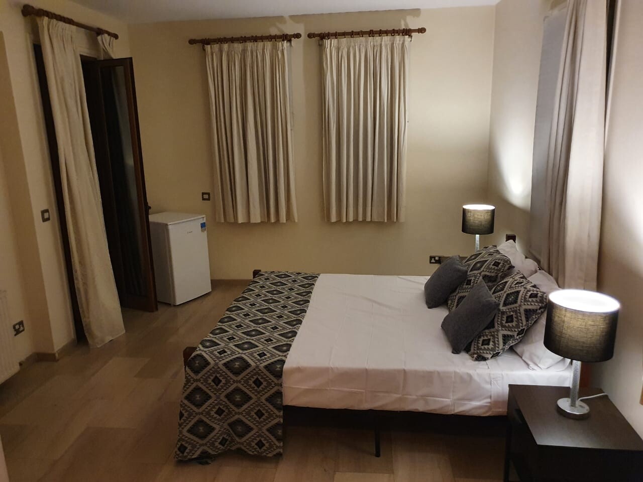 Student Room in Large Executive house near the University of Nicosia