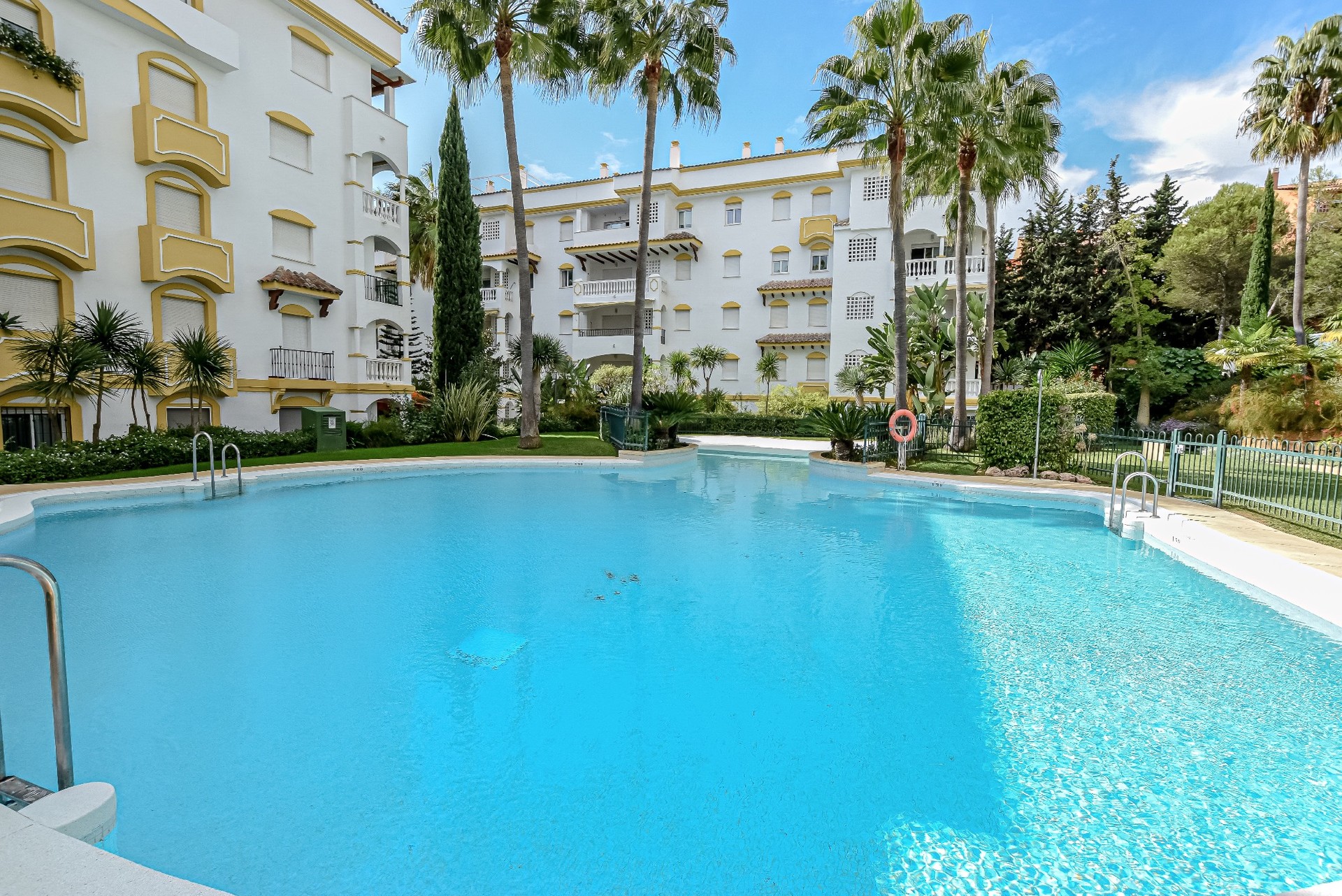Large apartment with 3 bedrooms in Marbella , Golden Mile | Flat rent