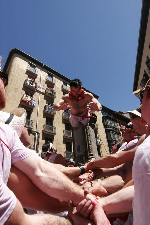 fuente de la c/navarreria y los guiris haciendo lo propio