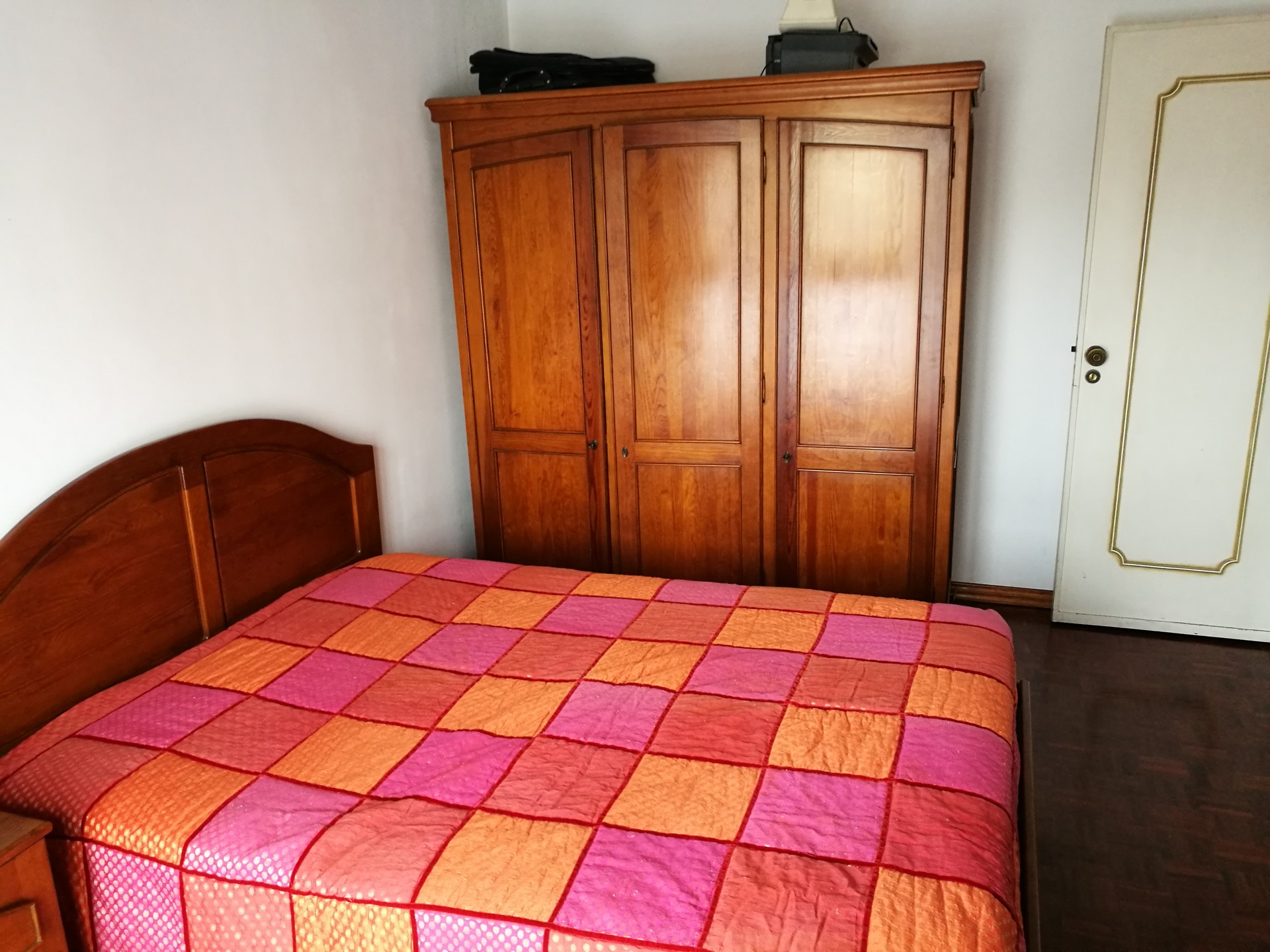 1 room in refurbished apartment. Calm atmosphere (Just for girls)
