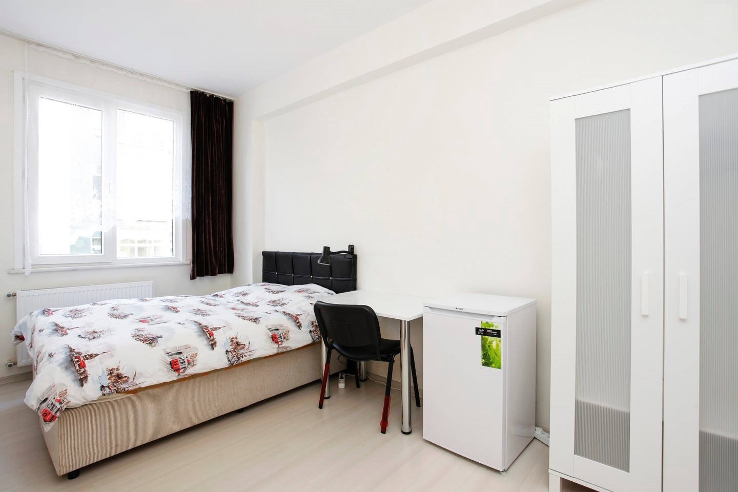 Sunny Large Double Bedroom With Mini Fridge In Moda In A 5 Bedroom Flat