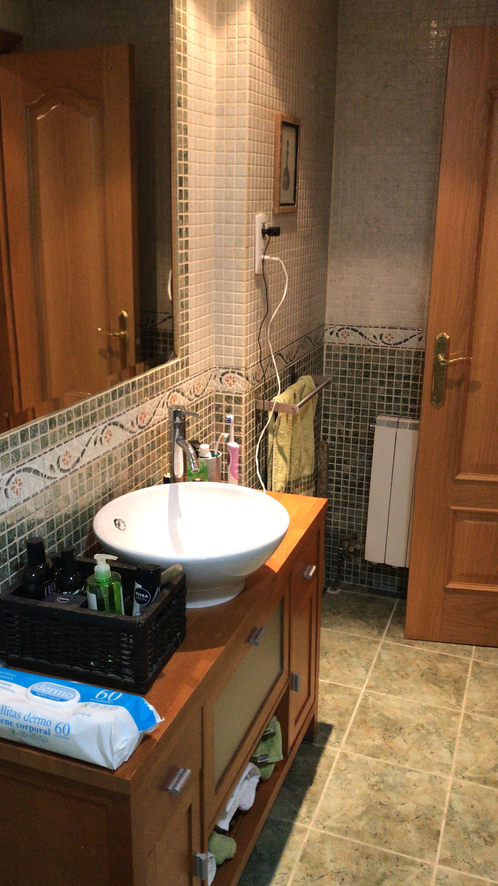 Habitación muy amplia y luminosa con mesa de estudios y armario