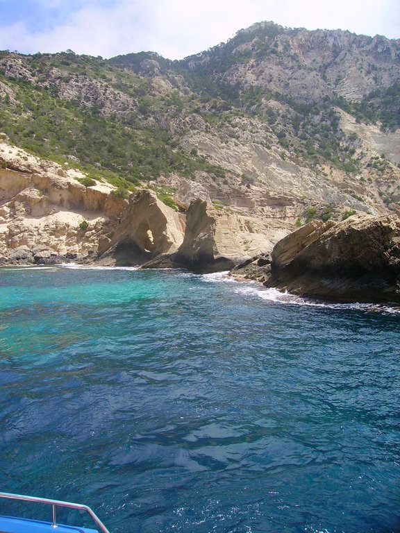 Una de las calas de los atolones de Ibiza