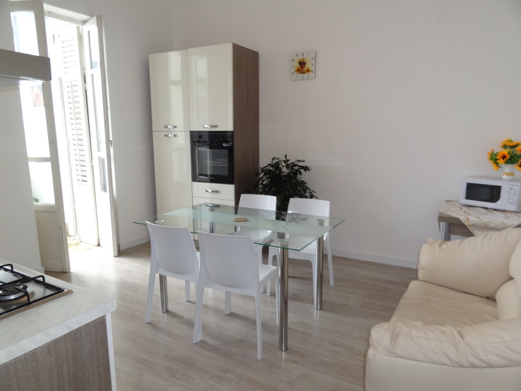 2 rooms in spacious and sunny apartment in the center of Palermo Room