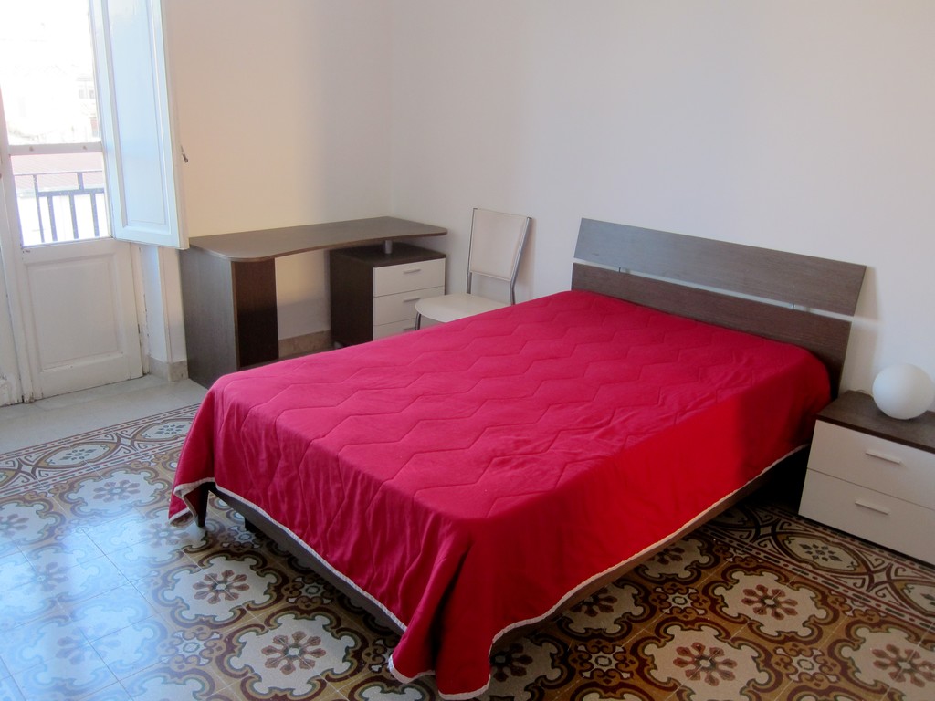2 rooms in spacious and sunny apartment in the center of Palermo Room