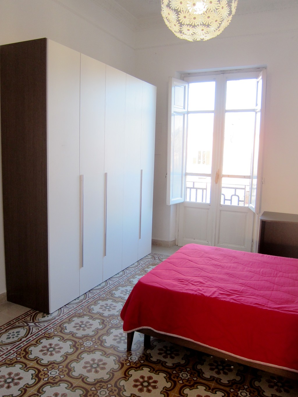 2 rooms in spacious and sunny apartment in the center of Palermo Room