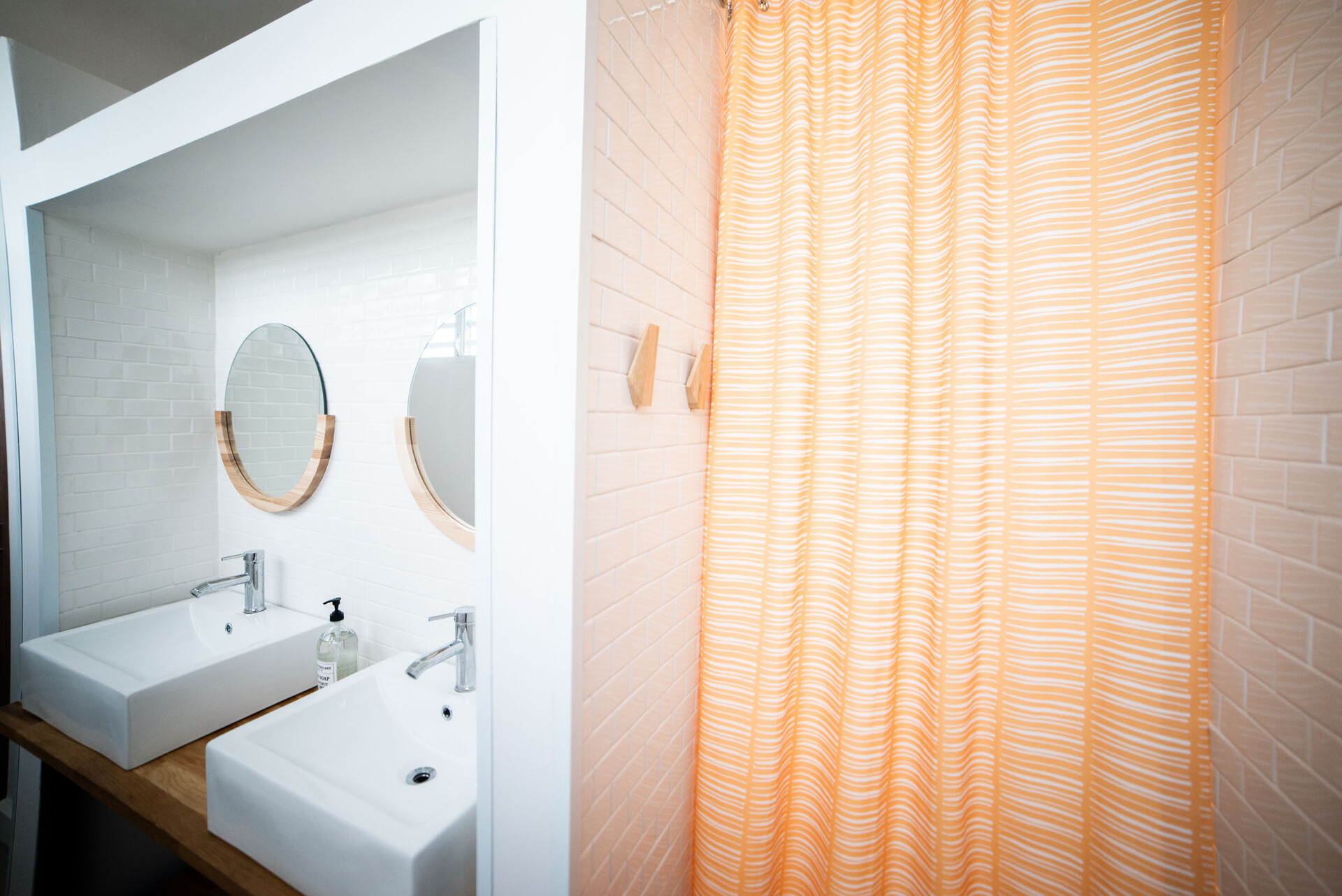 San Mateo : habitación femenina : seis camas | University dorm San Juan