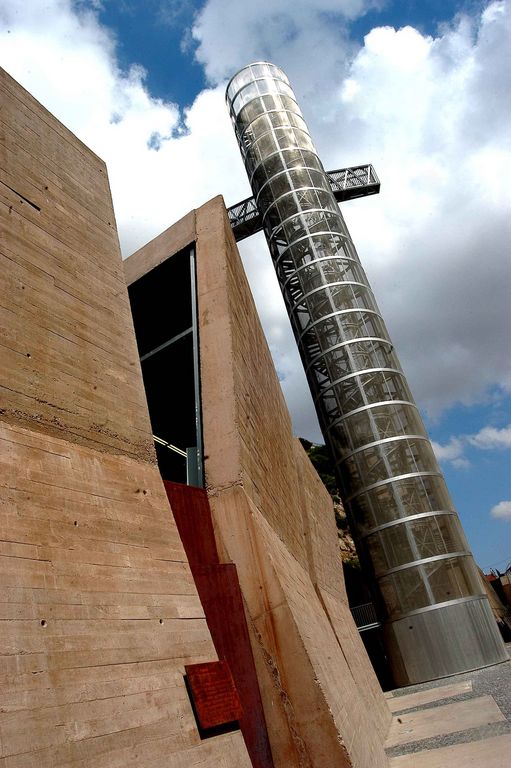 Ascensor panorámino junto a los refugios de la Guerra Civil en l