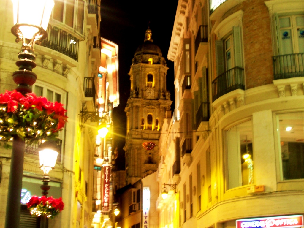 Vista de la torre de la Catedral desde la calle Larios 