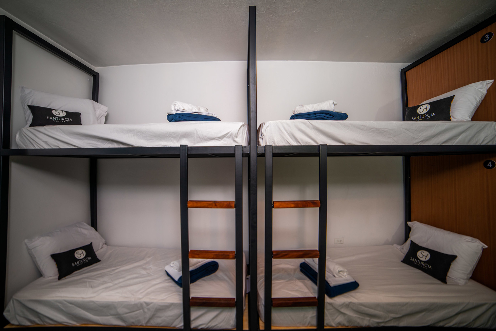 San Mateo : habitación femenina : seis camas | University dorm San Juan