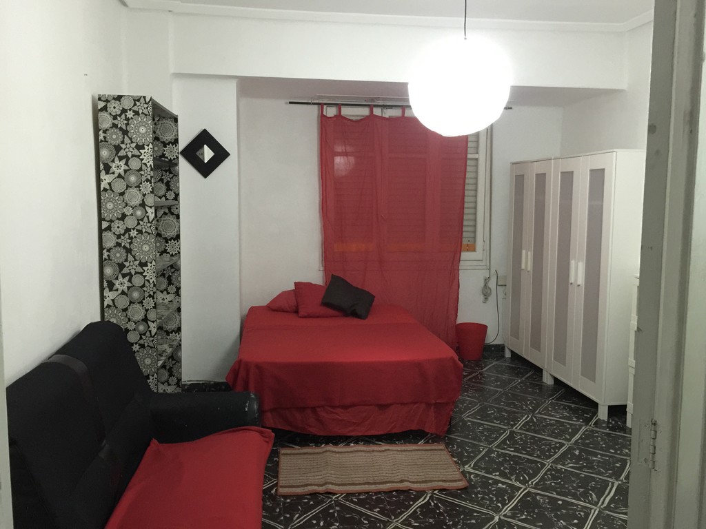 3 Rooms for rent 100€ (8m2) 180€ (14m2) 210€ (18m2) Room for rent Valencia