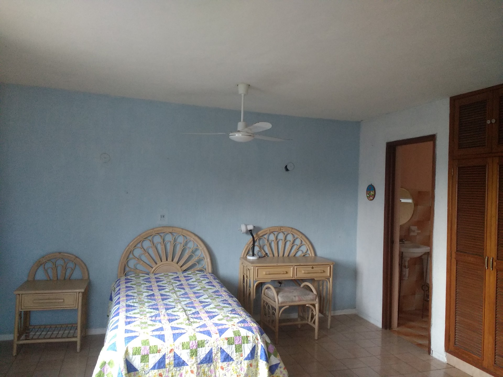 Habitación amplia, luminosa y con baño privado. | Alquiler habitaciones