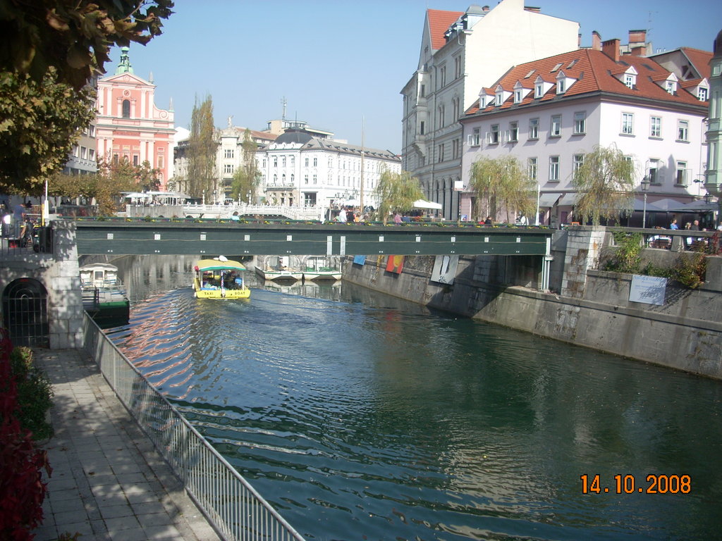 Vista del río, plaza Preseren, y los 3 puentes al fondo