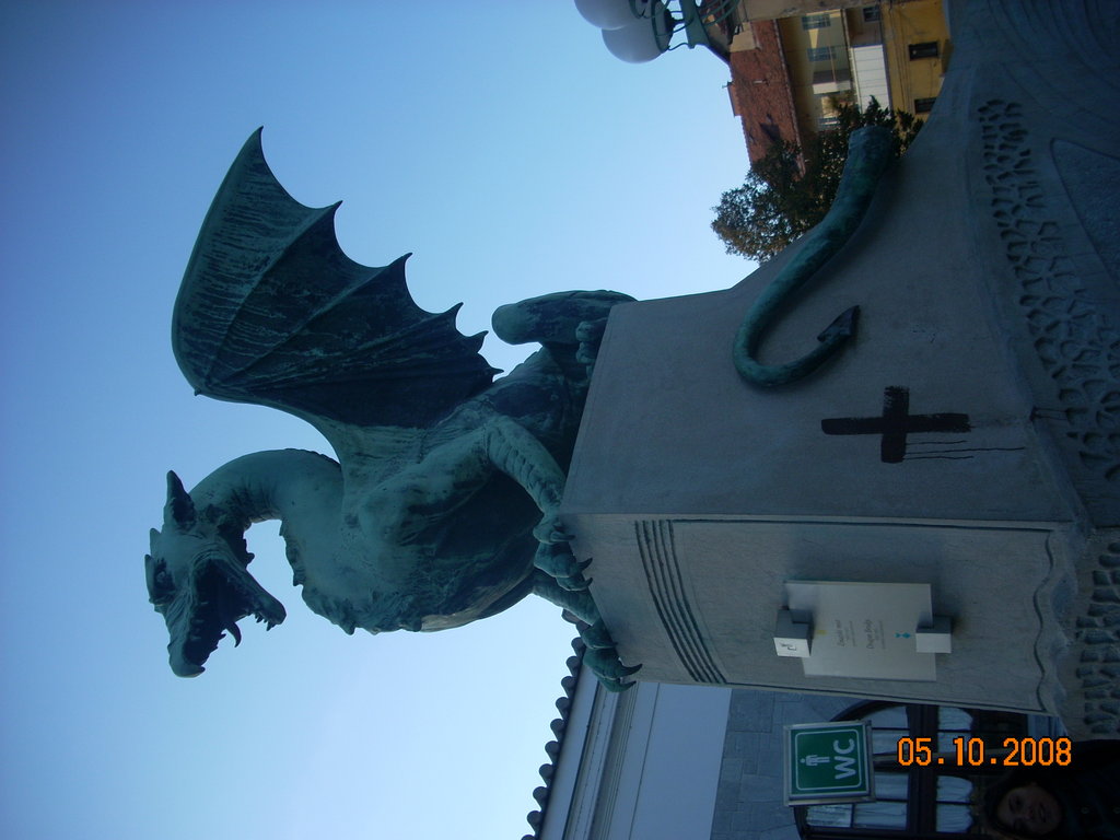 Uno de los 4 dragones del puente