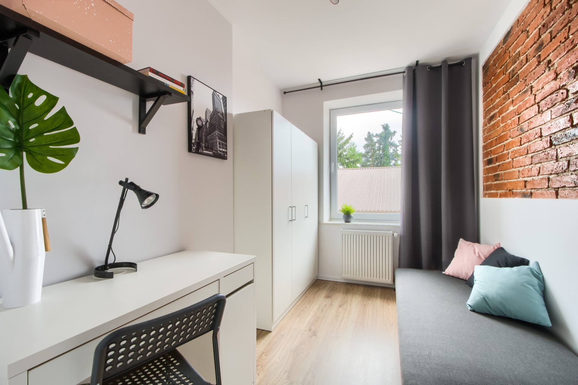 Separate room, in quite neighborhood close to commuter train, 25