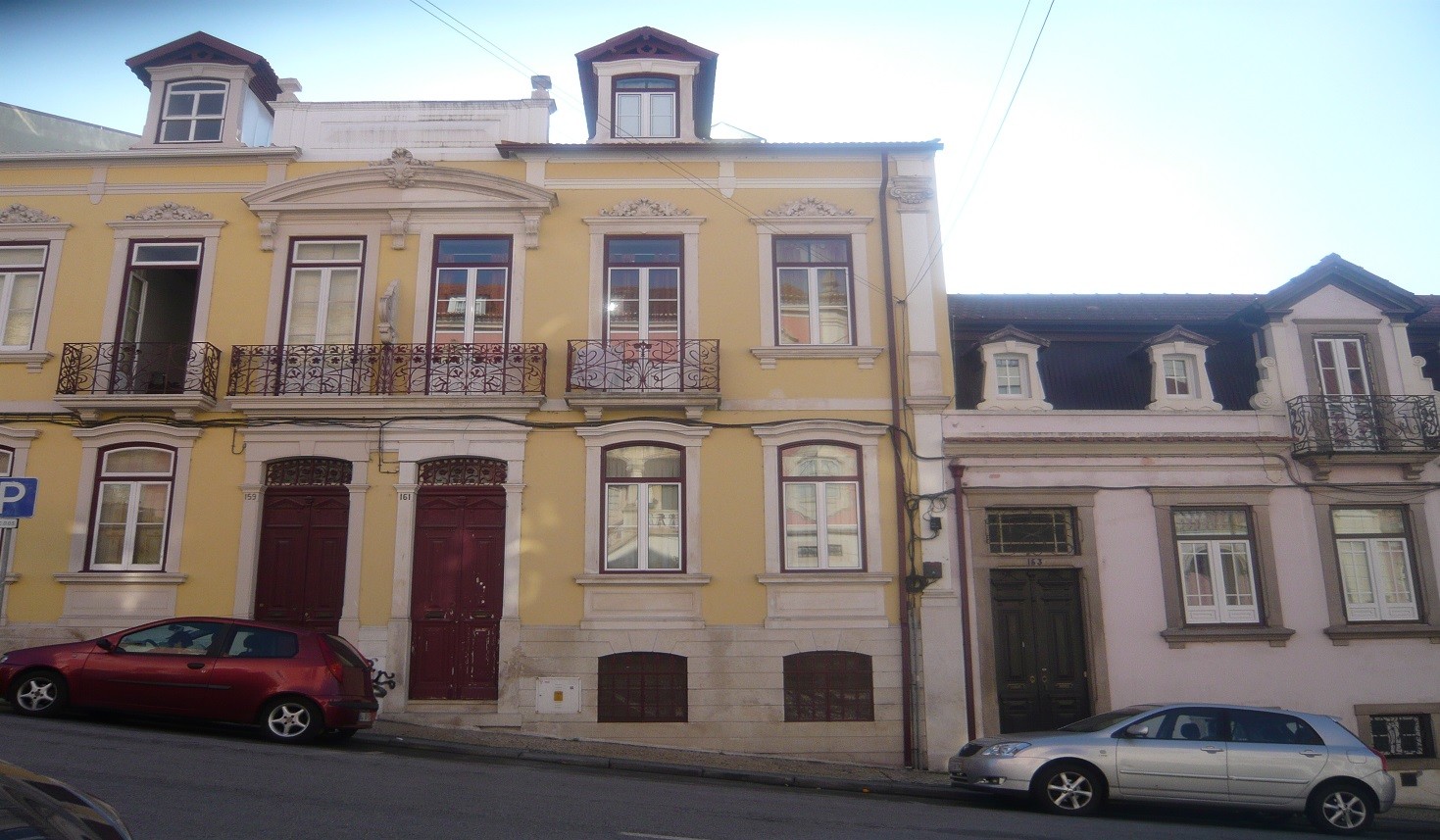 4 quarto disponíveis em casa à Praça da República, Coimbra. Grande area de estar e terraço.