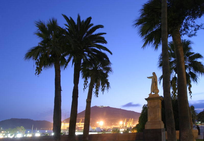 Estatua de Colón en  la Muralla del Mar