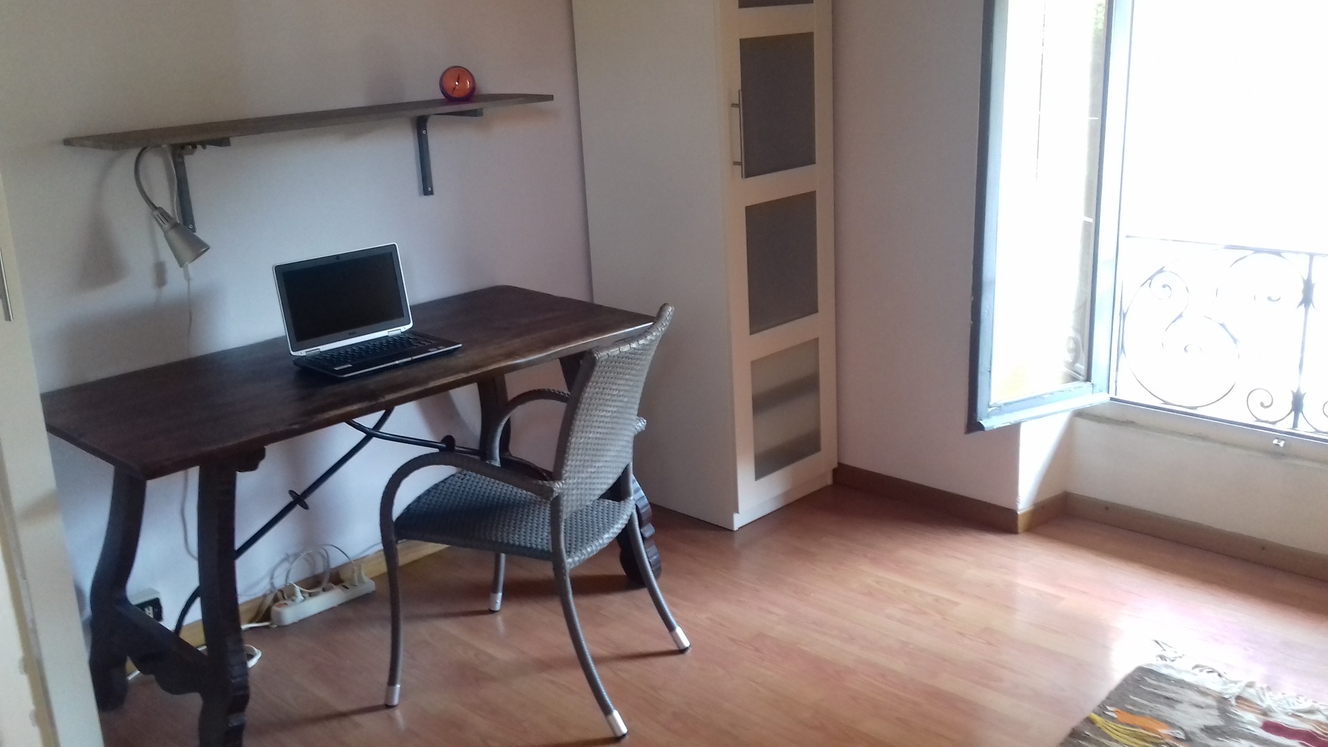 Habitación lista para ser alquilada en piso de universitarios en Turín