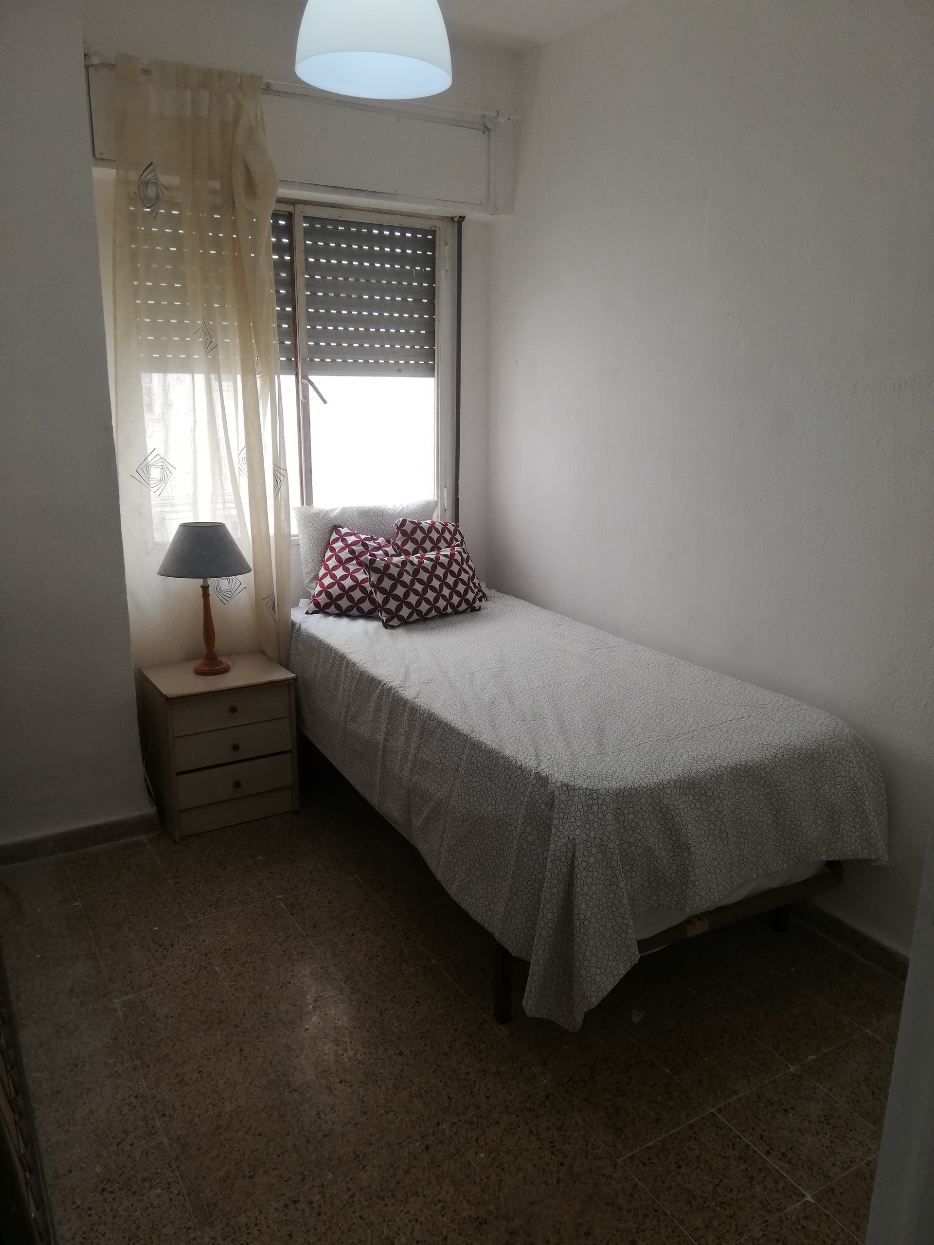 5.small single room. Habitacion con cama individua