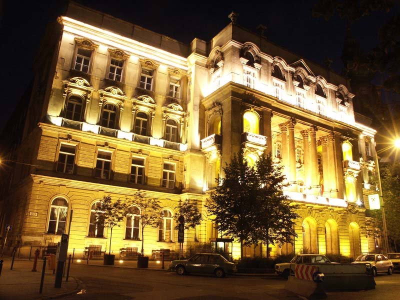 facultad de derecho por la noche