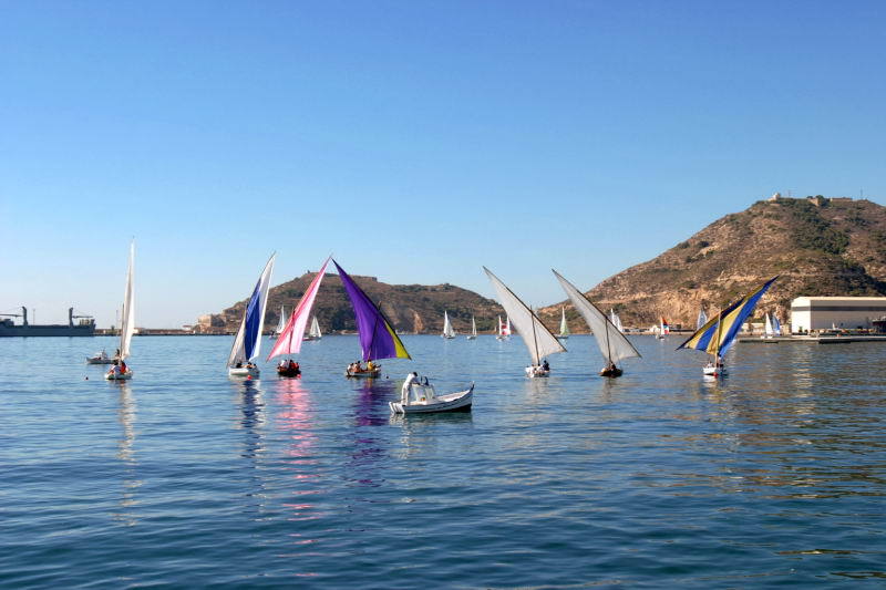 Barquitos por el puerto de Cartagena