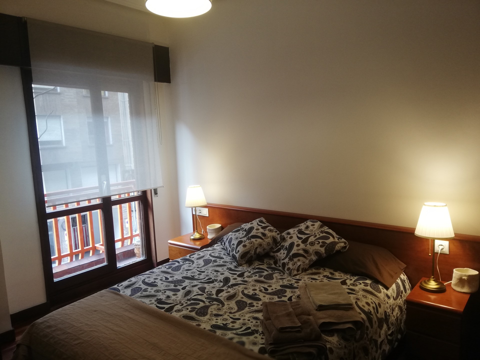 HABITACIÓN CON BALCÓN, BAÑO PRIVADO Y PISCINA | Alquiler habitaciones