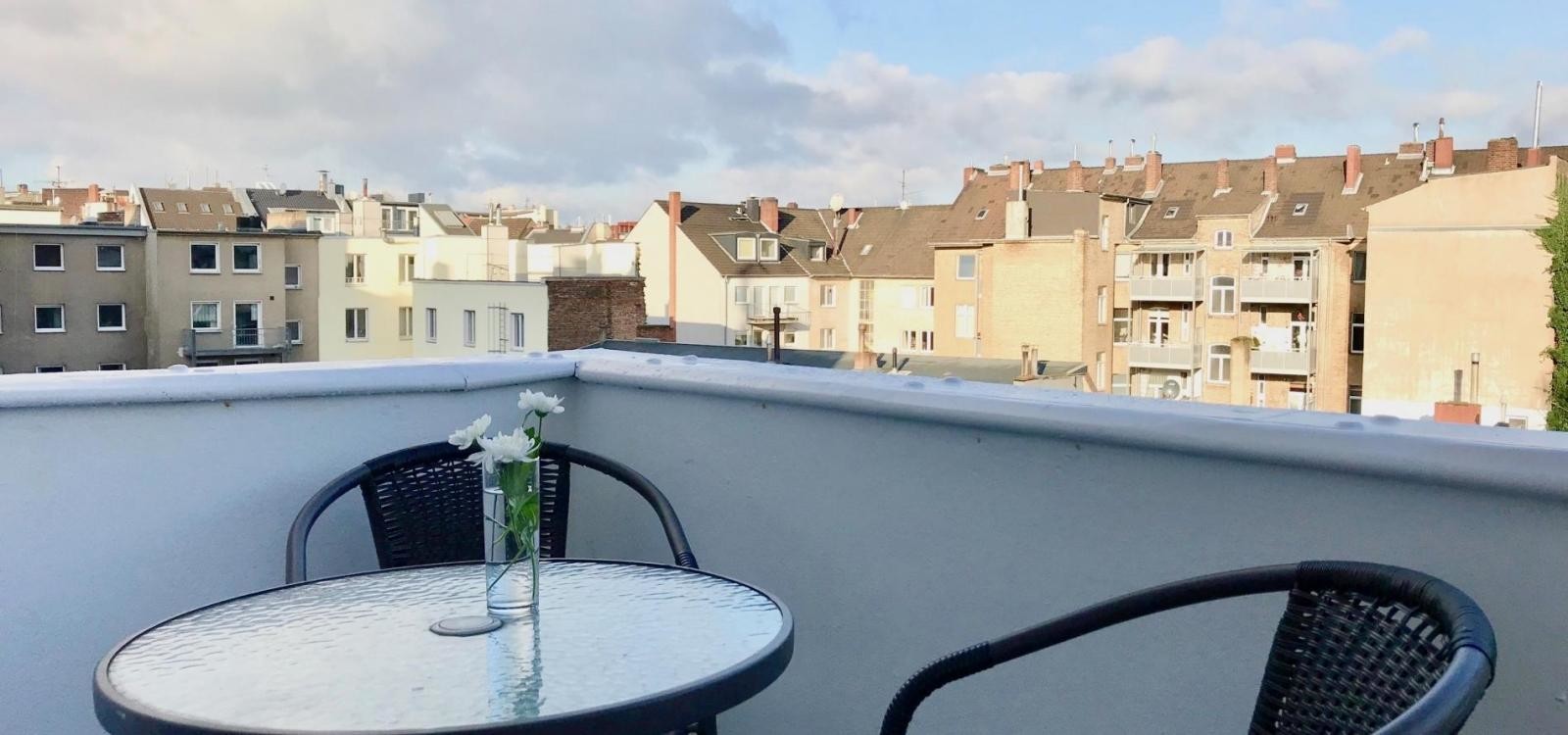 Köln �da bağlantılı ve asansörlü 2 yatak odalı kiralık daire