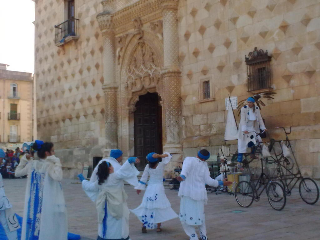 "TITIRIGUADA", TEATRO DE CALLE DELANTE DEL PALACIO DEL I