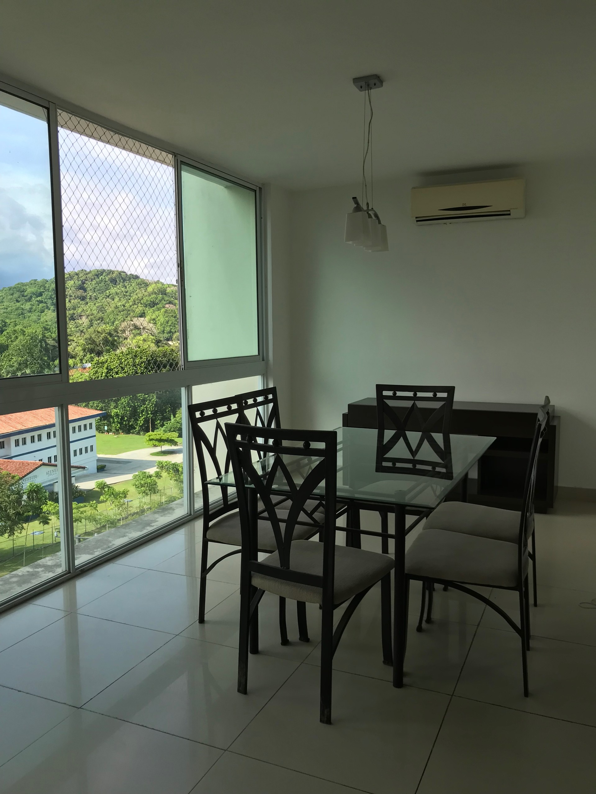 Looking for two roommates in big sunny apartment in Albrook Room for