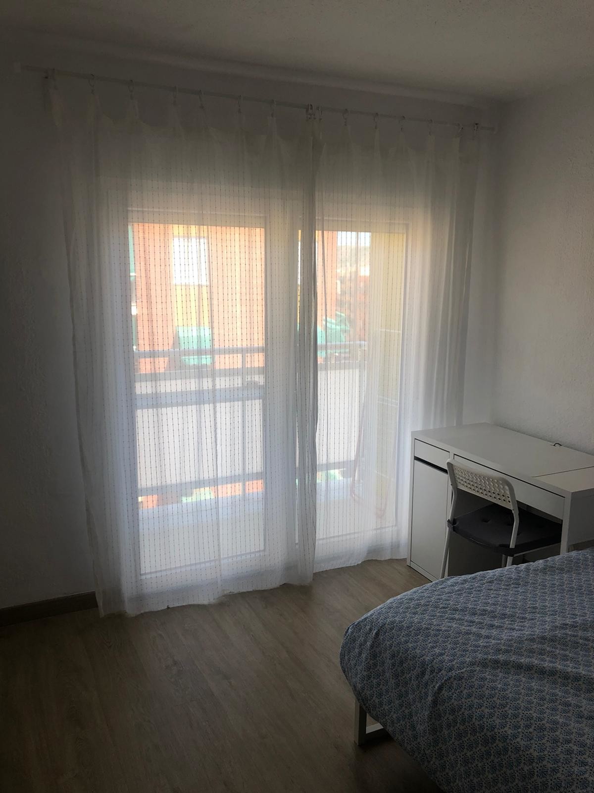 Large and sunny room, very central in Alicante