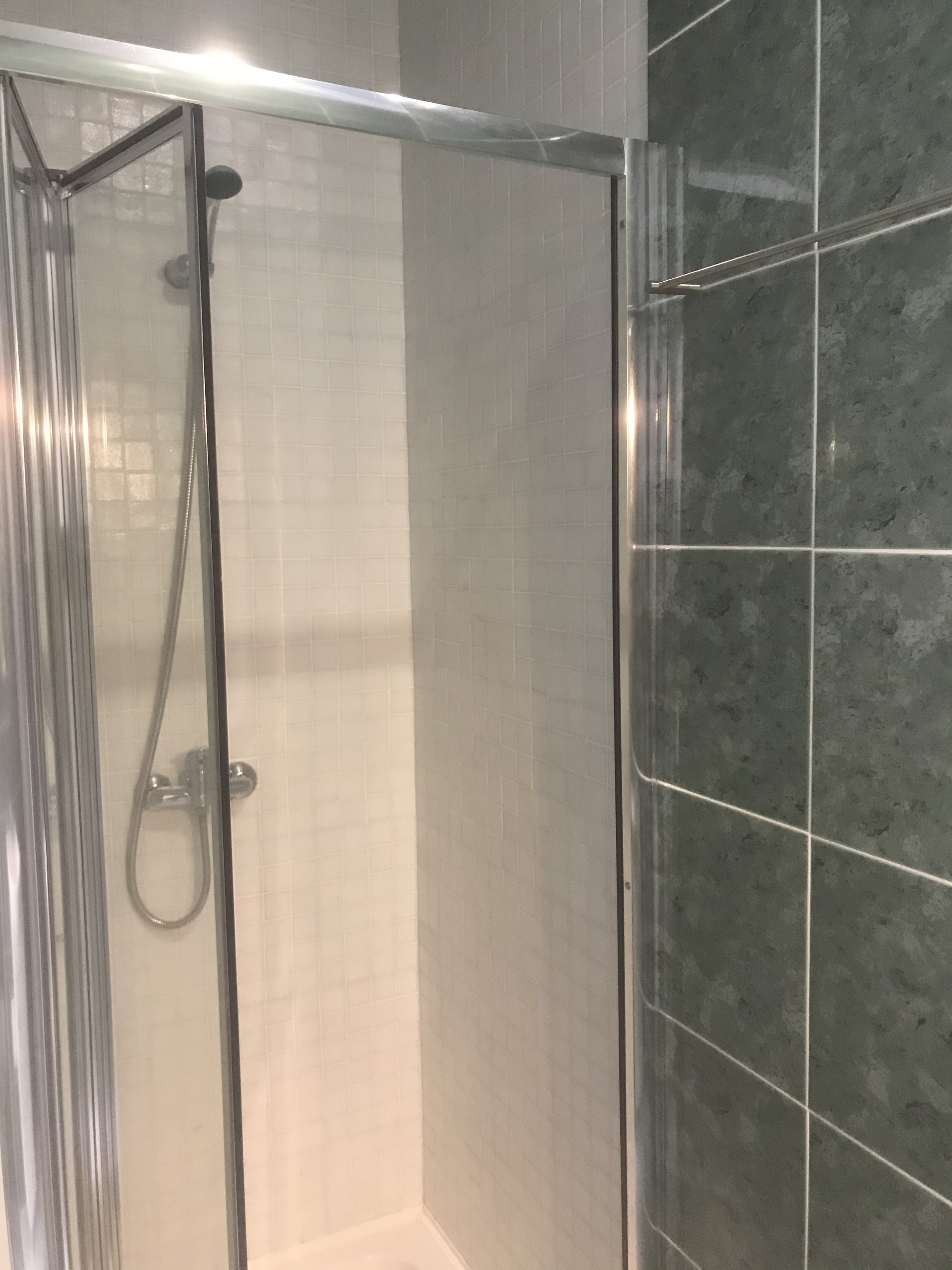 ROOM WITH PRIVATE BATHROOM _ CALDAS DA RAINHA Room for rent Caldas Da