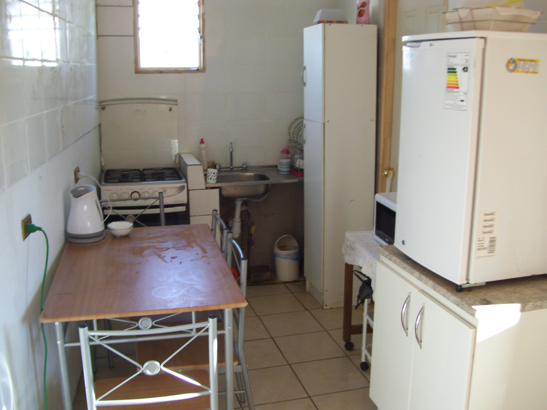 Habitacion amplia con una ventana pequeña | Alquiler habitaciones