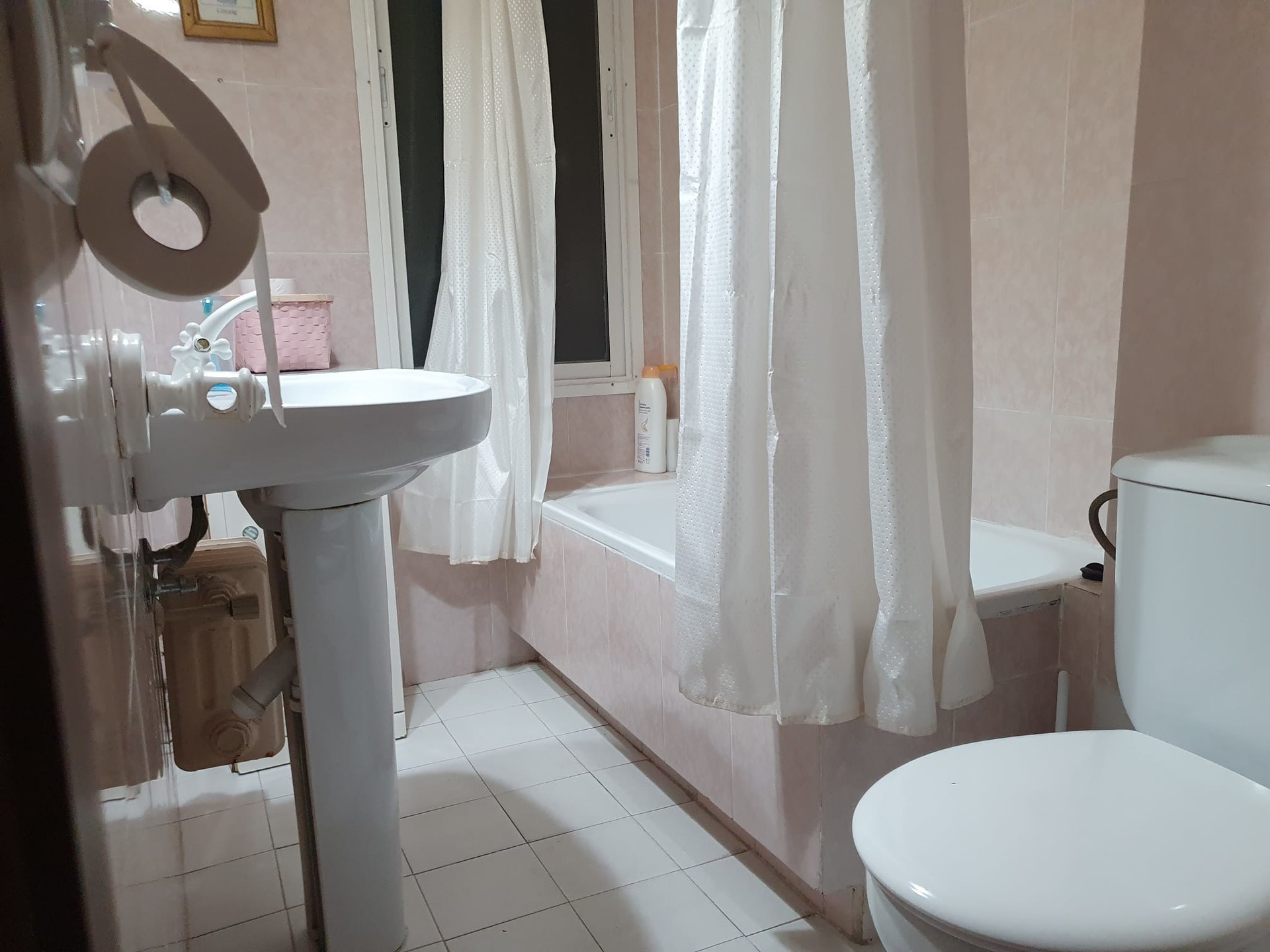 Amplia habitación en precioso atico compartido | Alquiler habitaciones