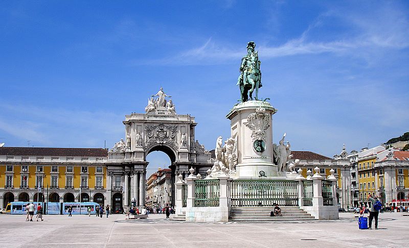Praça do Comércio (Lisbon&#39;s dowtown plaza close to the river