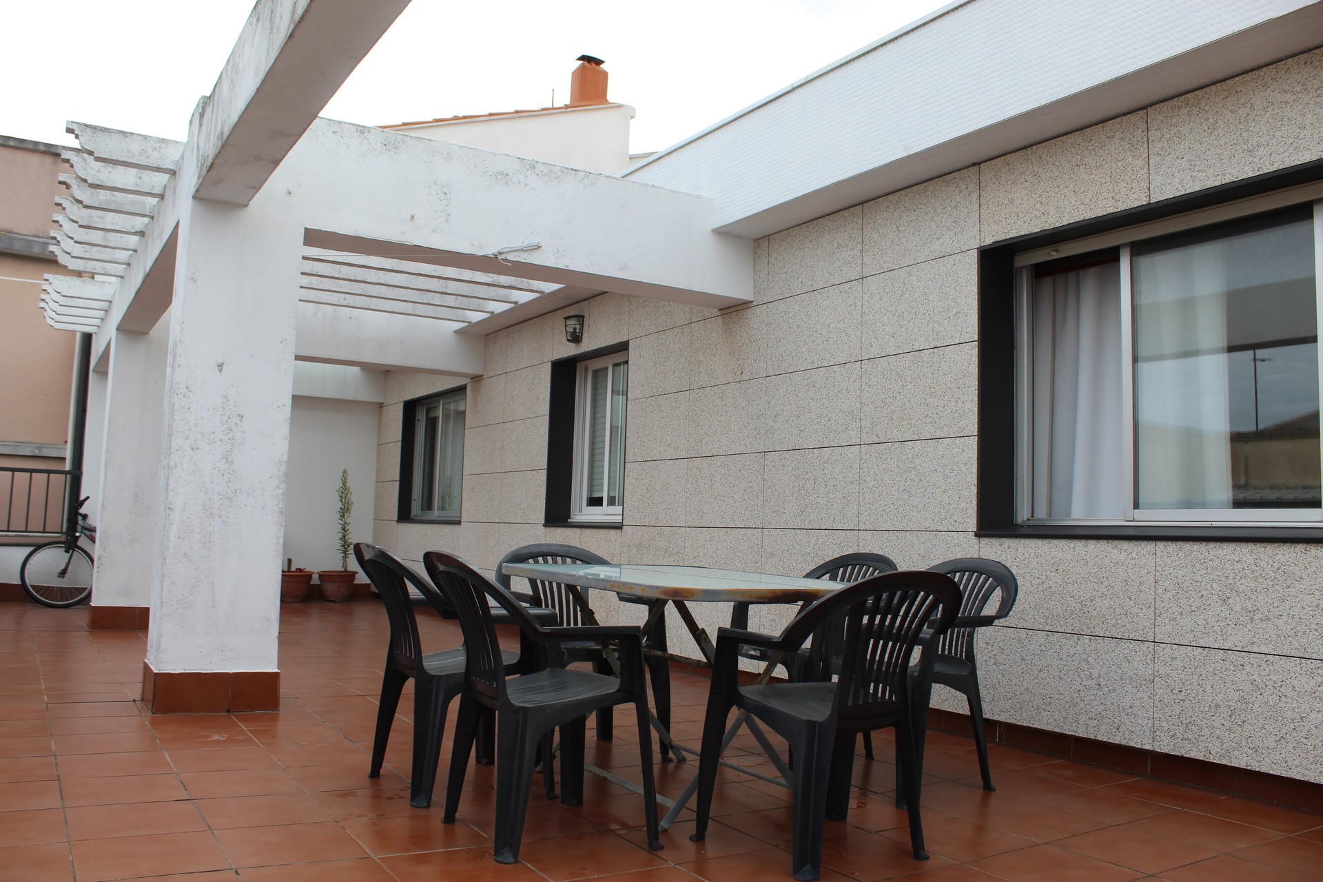 Habitación en amplio ático amueblado con gran terraza | Alquiler