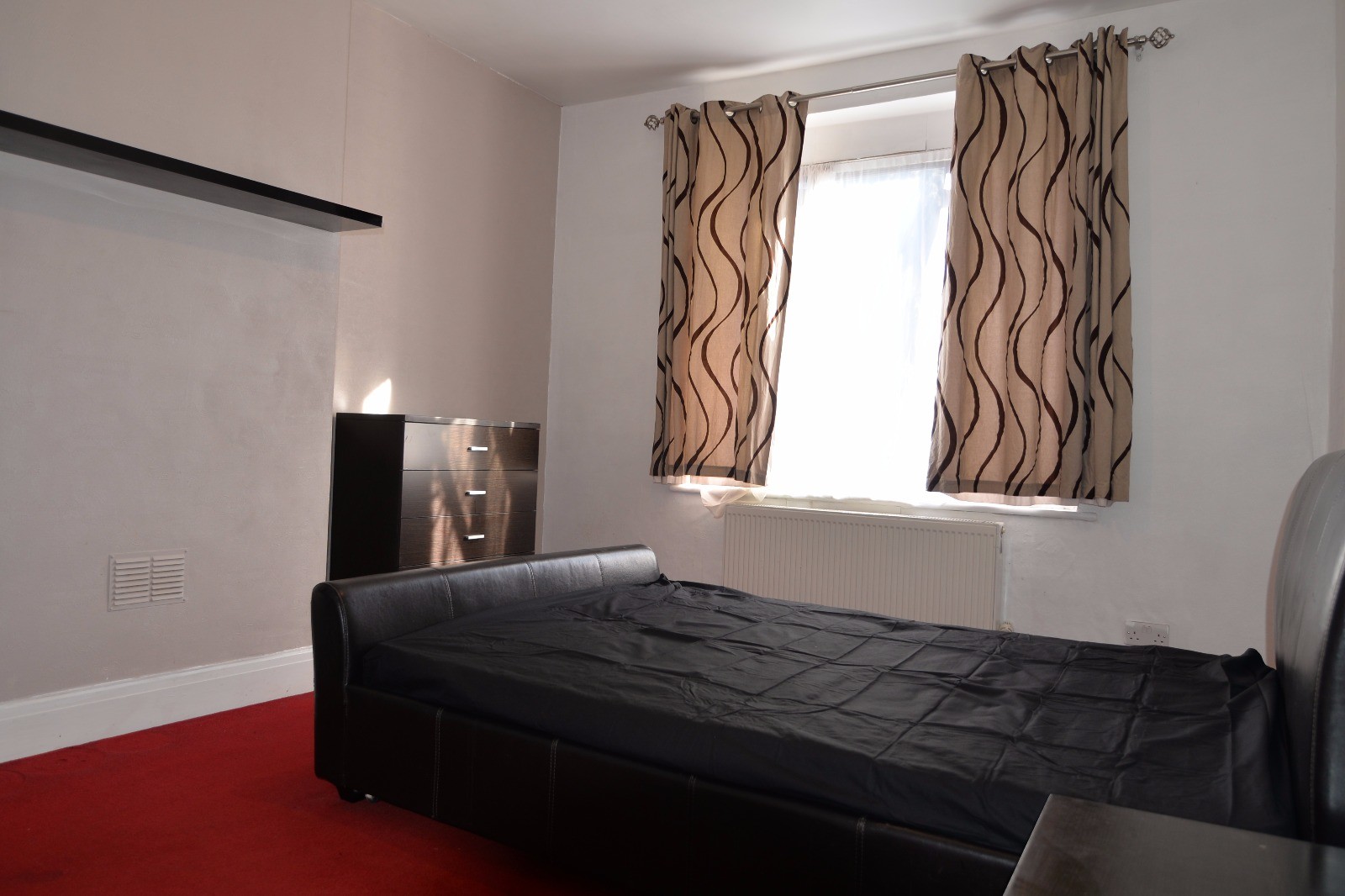 A Lovely Double Room Available In Eastern Avenue Illford Ig4 5aa