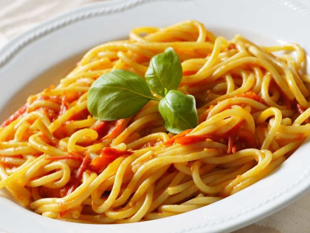 Картинка спагетти. Спагетти Napolitan. Макароны отварные с овощами. Макароны с томатной пастой. Спагетти готовые.