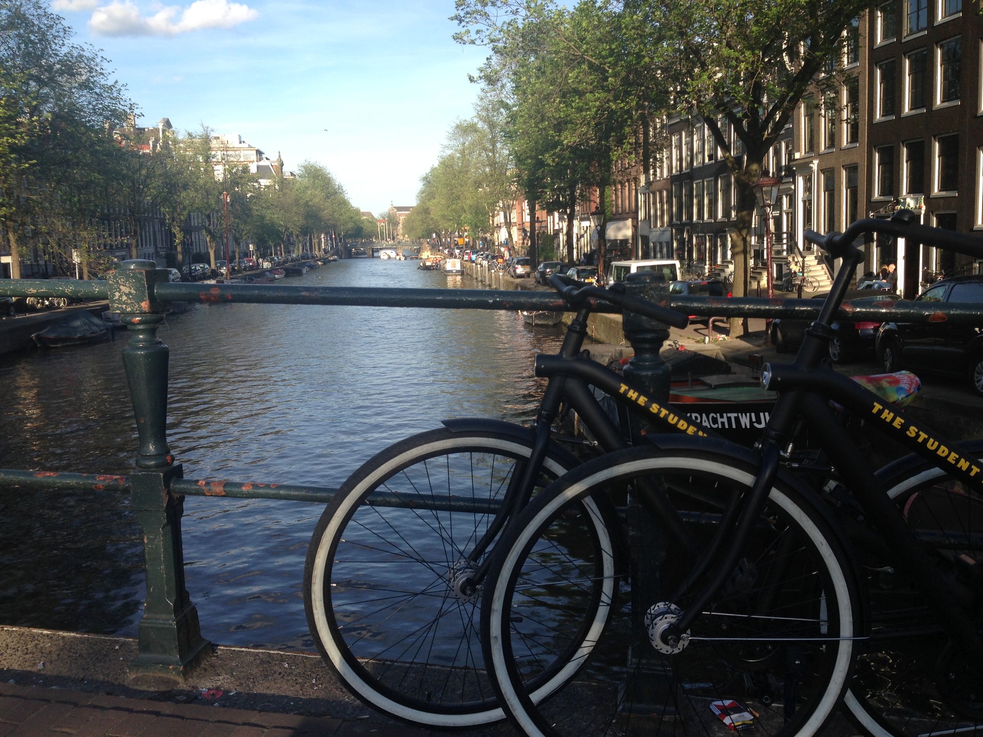 A stereotypical tourist's photo of an Amsterdam canal