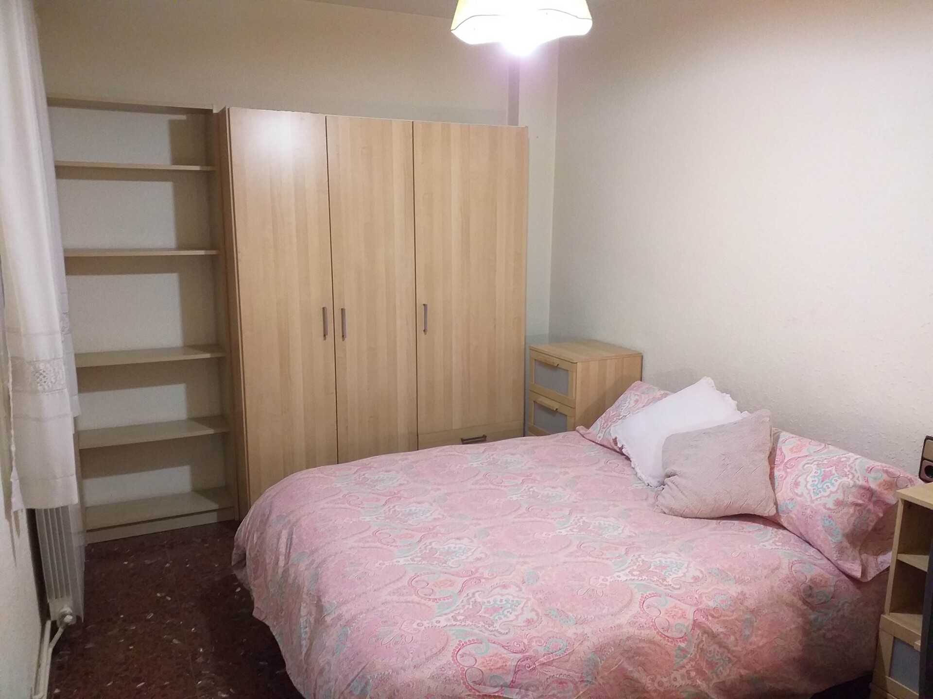 HABITACION DOBLE PARA CHICA UAB,CERCA BUS Y RENFE | Alquiler