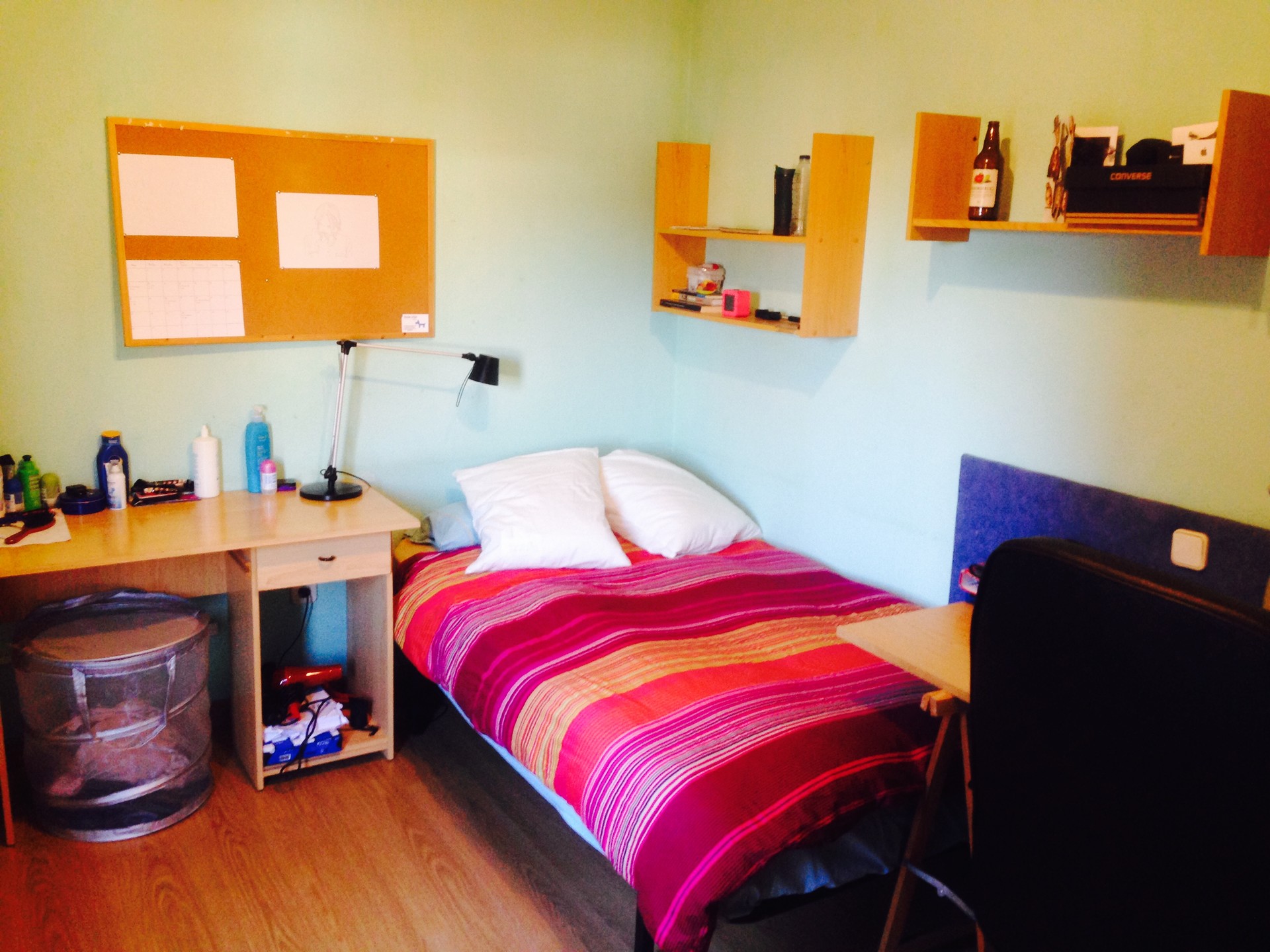 Dormitorio individual, muy luminoso, con terraza y gran armario en