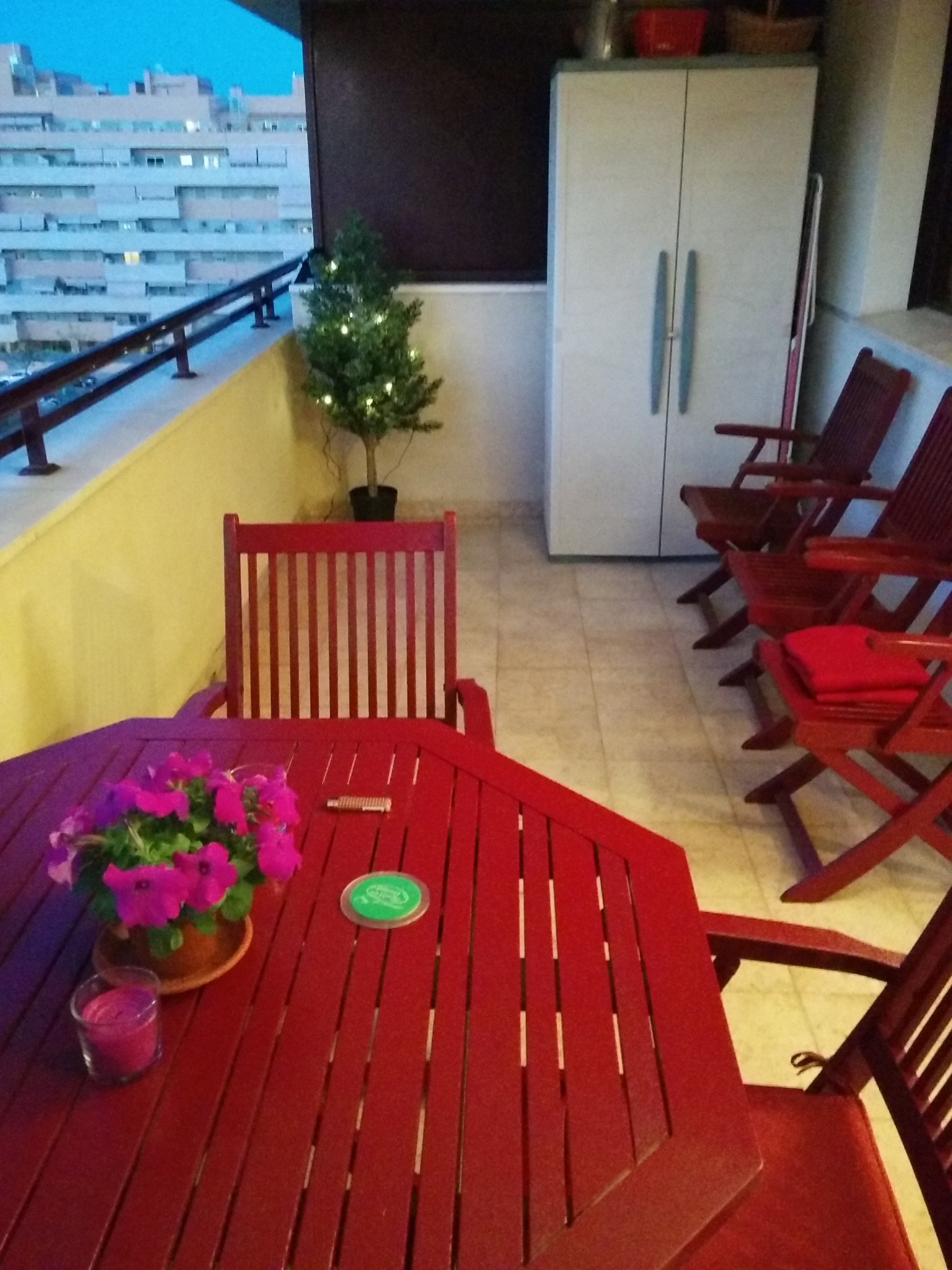 Habitación en fantastico piso con terraza,piscina,vistas al mar,a 5